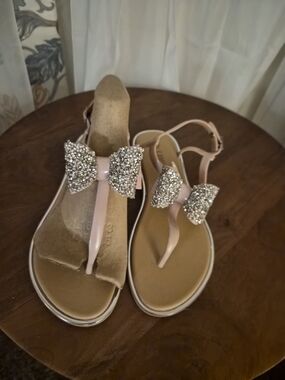 Rhinestone Bow T-Strap Sandals in Light Pink